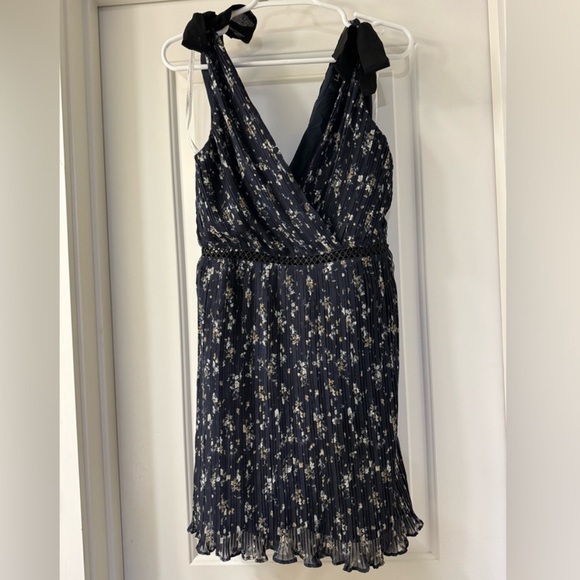 Pleats and Love Navy Dress 🌸 - Picture 4 of 6